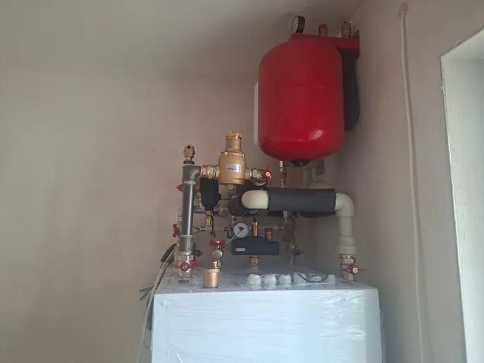 Zespół hydrauliczny z pompą i czerwonym naczyniem przeponowym
